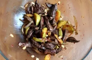 Put the warm liver in a bowl with apples and onions. Add peanuts and pour over the sauce. Stir lightly with two tablespoons, carefully so...