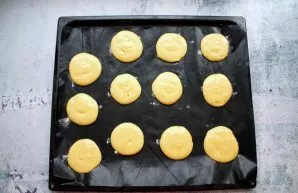 Cover the baking sheet with baking paper or a rug and place the round patties at a distance from each other.