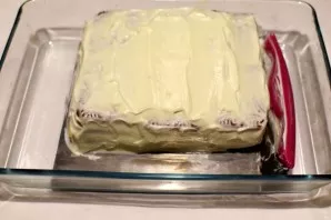 Layer this way until the products are finished. Coat each layer of cookies abundantly with sour cream. At the end, collect the sour cream...