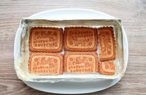 Use a culinary form without a bottom, in this case 20 * 12 centimeters is used. And put one layer of cookies inside.