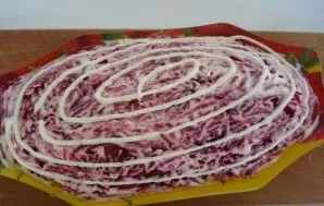 Grease the top layer with mayonnaise.