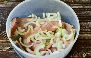 Chop the onion and place it on the fish.