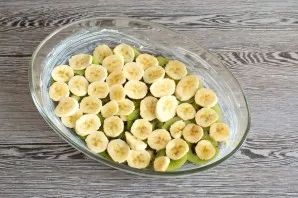 On top of the kiwi we cover another layer with cut banana slices.