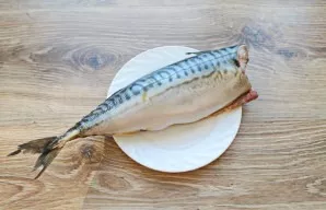 Clean the mackerel, rinse and dry with a towel.