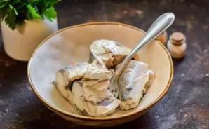 Boil mackerel for 15 minutes. Then carefully remove the fish and let cool slightly.