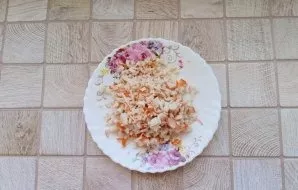 Remove the crab sticks from the package and chop them finely.