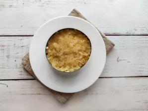 Grate the potatoes on a fine grater, put on the eggs, salt and coat with mayonnaise.