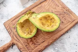 Cut the avocado in half, peel it and remove the dice.