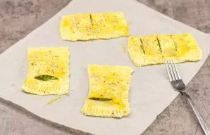 Brush the layered cakes with whipped yolk and sprinkle with sesame seeds if desired.