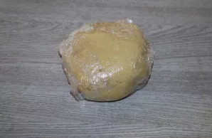 Wrap the dough in plastic film and keep it in the refrigerator for 1 hour.