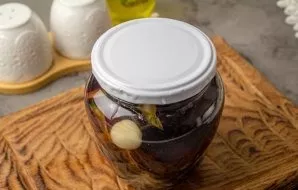 Pour boiling water, cover with a lid and leave for 30 minutes.