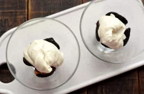 Put a few spoonfuls of sweet cream on top.