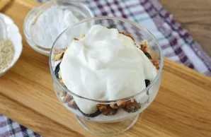 Pour the dessert with the remaining sour cream.