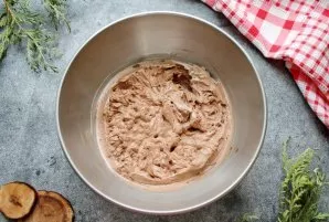 Melt the chocolate in a water bath, pour it into the cream and beat everything thoroughly again.