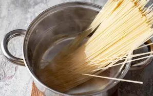 Boil water in a saucepan, salt, add spaghetti and cook until al dente no more than 2 minutes.