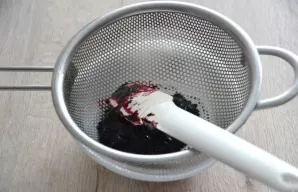 Rub the blueberries through a sieve into a puree. About 25 grams or 1 tablespoon of berry puree will be needed.