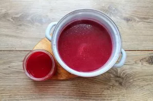 Let the cranberry kissel cool to a warm state. After that, gradually pour in the cranberry juice, stirring until smooth.