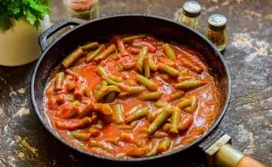 Simmer the beans over low heat for 25-30 minutes. At the end of the stewing, add vinegar and remove from heat.