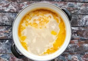 Grate the melted cheese on a fine grater, add to the soup and cook until the potatoes are cooked.