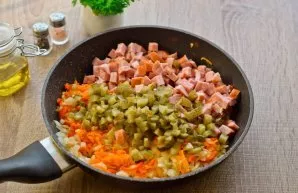 Heat vegetable oil in a pan, first add onions, carrots, bell peppers, fry for 10 minutes, stirring. Then cut the smoked sausage into cube...