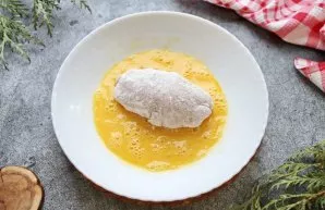 Break an egg into a bowl, add salt and stir with a fork until smooth. Immerse the cutlets in it, roll them until they are completely cove...