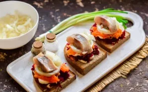 The final highlight is to put a piece of herring on the egg, put a little sourdough onion in it. Sandwiches can be served at the table.