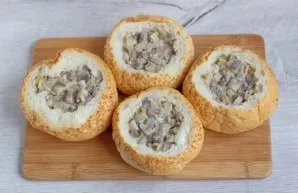 Then add the mushrooms, you can add the sauce according to your taste.