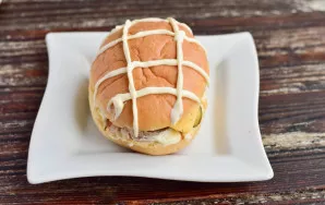 Place the other side of the bun. Draw a grid with mayonnaise.