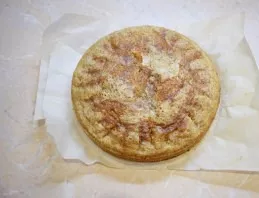 Once baked, the cake will have a golden brown color. Remove from the mold and let cool slightly.