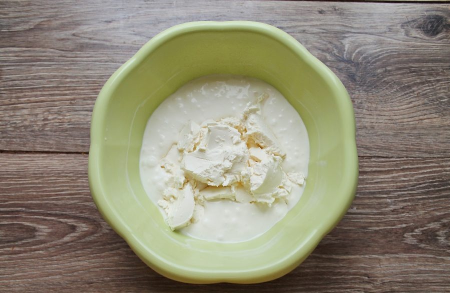 Add cottage cheese to the whipped cream and beat again until fluffy.