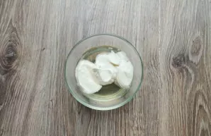 Dissolve the swollen gelatin in a water bath, add two tablespoons of cream and mix.