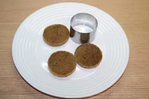 In the form of biscuits, cut out the base of the salad.