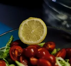 Sprinkle with olive oil and lemon juice. We mix.