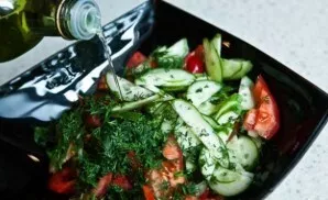 Put everything in a salad bowl. To taste, you can add salt, dried herbs and ground black pepper. Pour in a small amount of vegetable oil ...