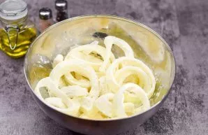 In a separate deep bowl, mix the onion and the remaining two tablespoons of wheat flour, a pinch of salt. Mix everything thoroughly so th...