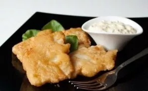 Put the baked pieces of pike on a paper towel and lay out on plates.