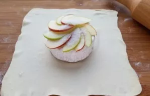 Sprinkle apples with 1 teaspoon of sugar.