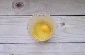 Rinse the egg well and beat it into a container with oil.
