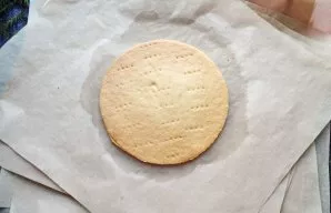 Bake each cake in an oven preheated to 180 degrees until golden brown. It will take about 4-5 minutes. Put the cakes on top of each other...