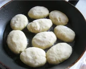 Place the formed pancakes in a preheated pan. Fry on both sides.