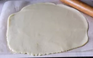 Roll out the dough with a thin layer about 2-3 mm thick.