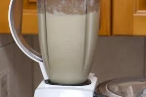 Remove the bay leaf from the pot. Put the rest of the mixture in a blender and grind.