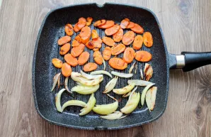 Fry the vegetables for 3 minutes, be sure to stir.