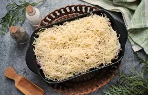 Grate the cheese and sprinkle on top of the zucchini and tuna.