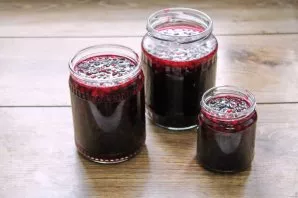 Lay out the finished jam in dry, sterilized jars and let stand for 20 minutes.