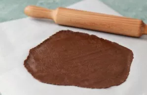 Roll out each piece 2-3 mm thick. Wake up with a fork. Bake each cake for 3 minutes in an oven preheated to 200 degrees.