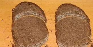 From the bread you need to cut out round trays for snowmen.