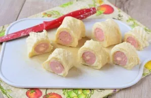 Cut the roll into medium rolls.