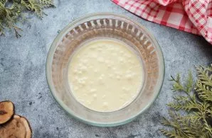 Leave the dough on the kitchen table for 10-15 minutes.