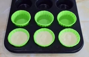 Pour the finished dough into the prepared paper cupcake molds. Fill out the forms to about 2/3 of the height.